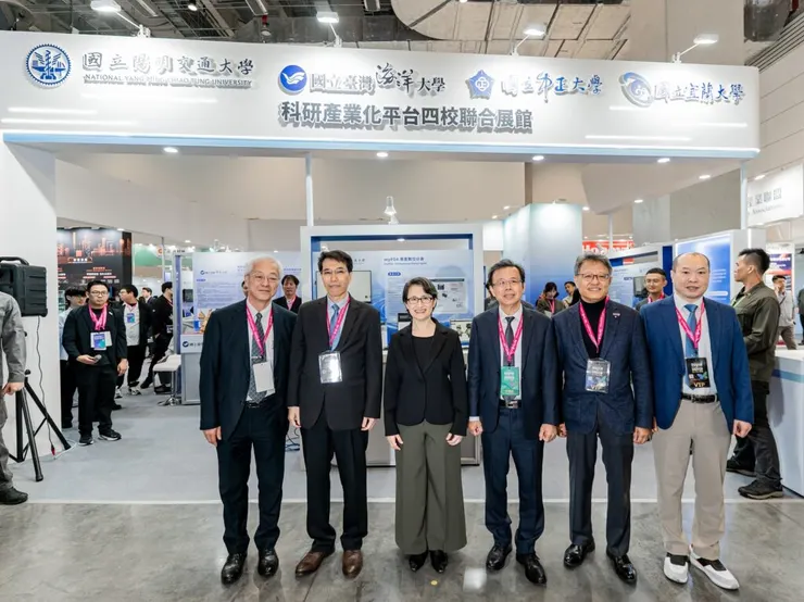 蕭美琴副總統（左三）參訪陽明交大與盟校籌設展館，並與各校長官合照。（圖/陽明交大提供）