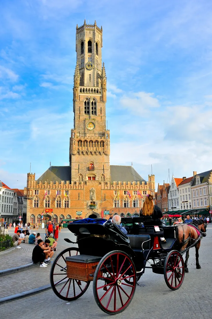 【集市廣場鐘樓。如今浪漫馬車散發腥臭招搖過市 遊客欣然坐在上面攝取昔日榮光。】