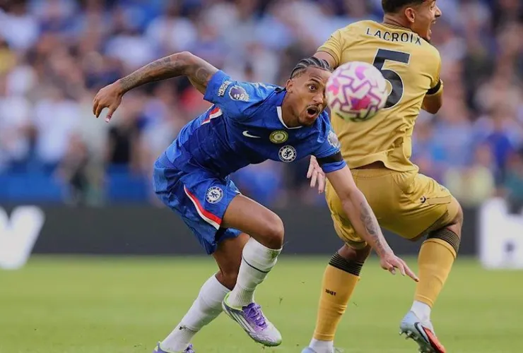 車路士前鋒祖奧柏度未能擺脫對手緊纏