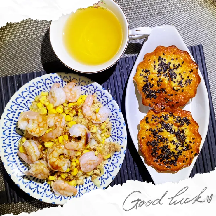 我的早餐,蝦仁鮪魚玉米沙拉+荔枝優格蛋糕