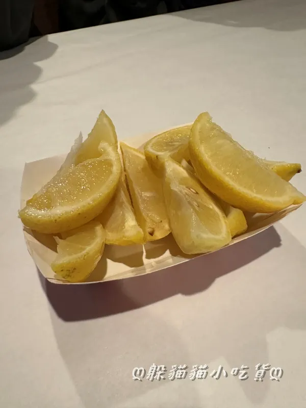 隨餐附送的萊姆片，去除腥味用