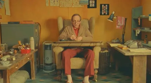 電影中雷夫·范恩斯飾演的羅爾德·達爾及佈景/圖片來源:Netflix