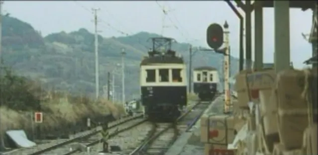 1976年的別所溫泉站月台，上田電鐵列車進站