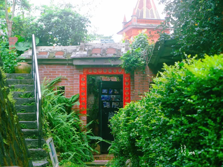 綠蔭遮掩的老屋