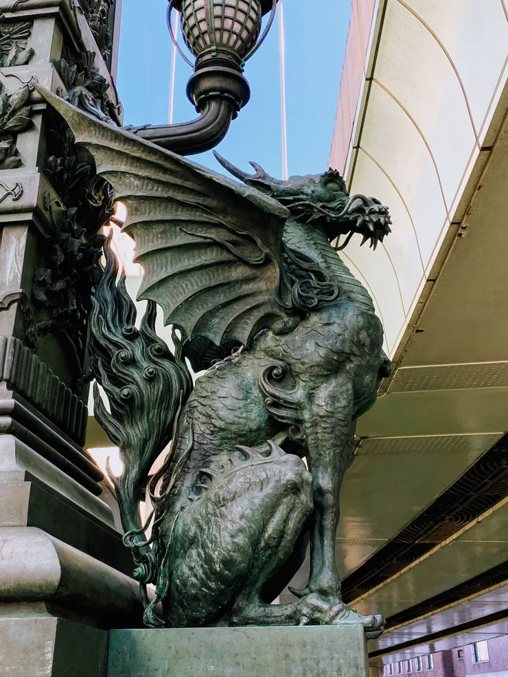 橋中間的則是麒麟喔