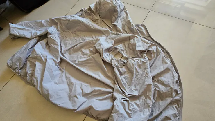 我的防風外套也破了!今天只好再去迪卡儂再買一件新的!又得花錢!真慘!