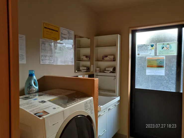 民宿洗衣盥洗處,門外有舒服的溫泉池