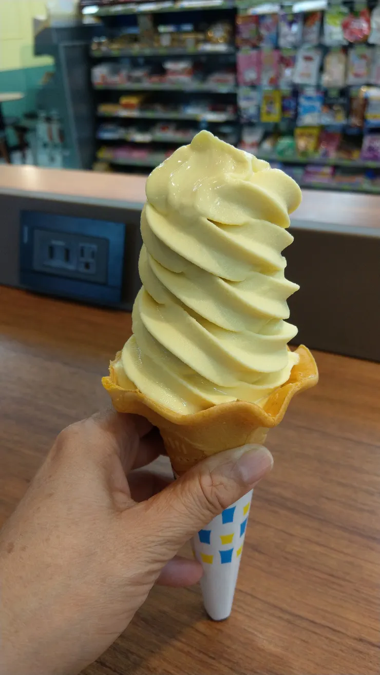 颱風假用全家霜淇淋做結尾，可惜沒吃到我想吃的木瓜牛奶口味。