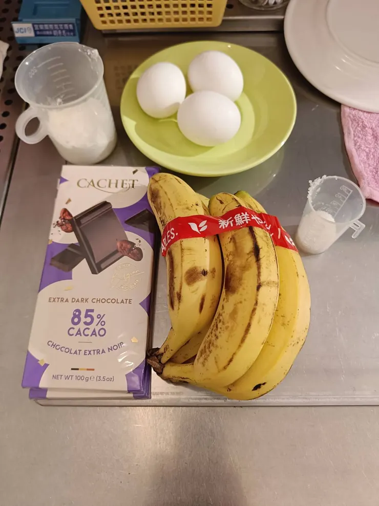 簡單幾種材料就可以來做蛋糕囉！