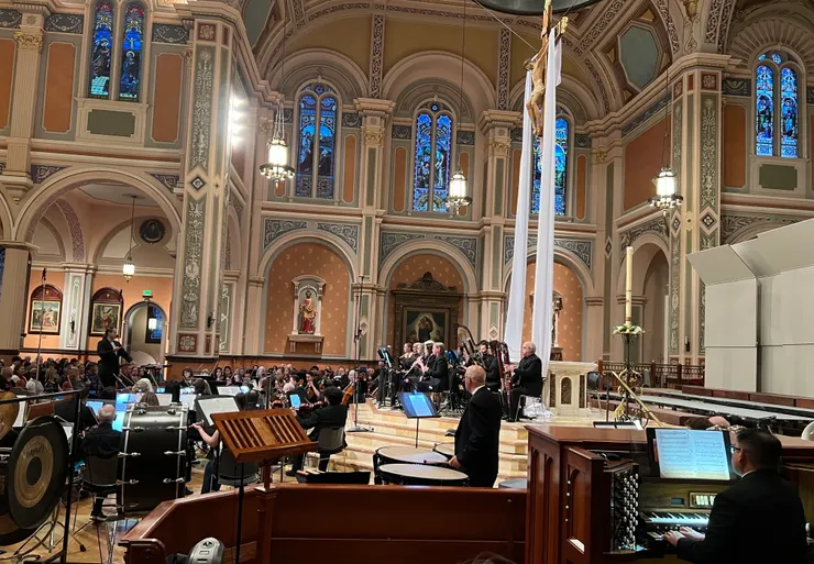 右下方就是管風琴。演奏管風琴（organ）的這位就是這個大教堂的音樂指導（Director of Music），也是他們的管風琴手（Principle  Organist) ，所以這台風琴他已經彈得很習慣了。