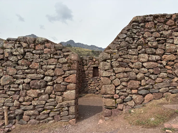 沿途經過的石牆