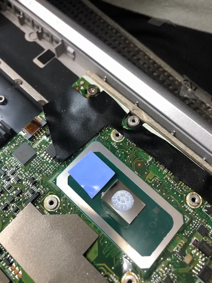 剪下合適大小的導熱貼，直接貼上去。