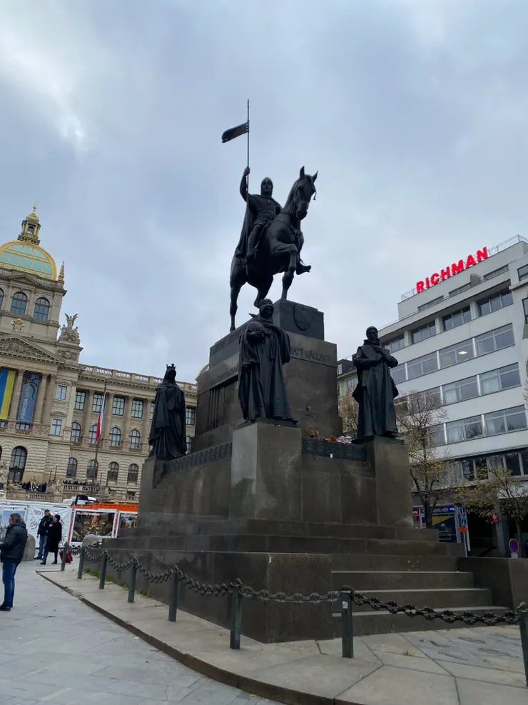 ▲瓦茨拉夫廣場上的聖瓦茨拉夫雕像，是在19世紀捷克民族運動興起，時人以波西米亞主保聖人瓦茨拉夫為像。