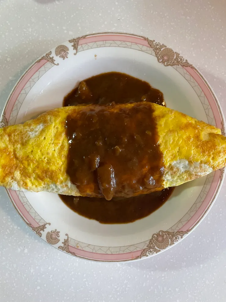 蛋包飯佐咖哩醬