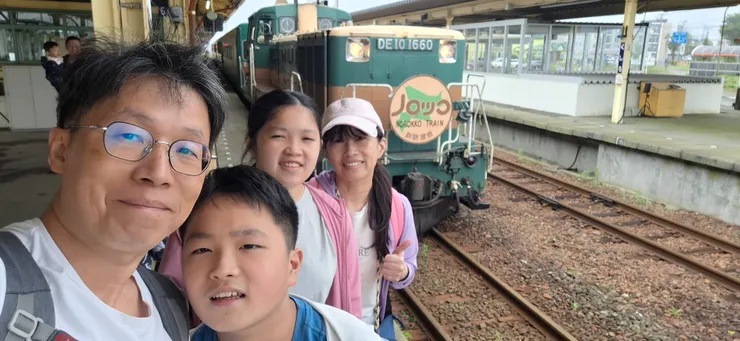 很有歷史感的火車頭，跟我差不多年紀呀!