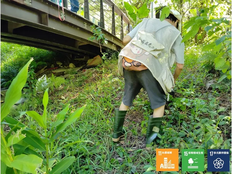 在岸邊撿除垃圾的青年隊夥伴