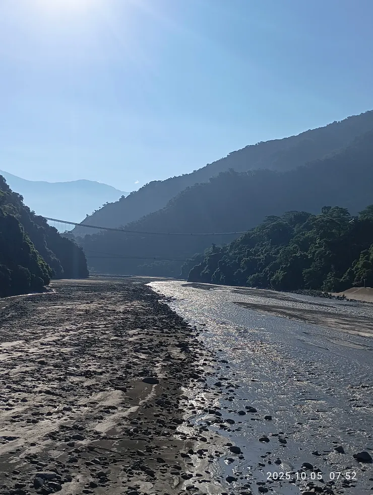 溪水生光石過盡，自拍攝