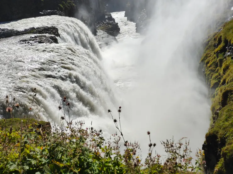 往瀑布中層觀景台途中，可見瀑布水勢磅薄，激起迷濛的水霧，又急促地奔向遠方。
