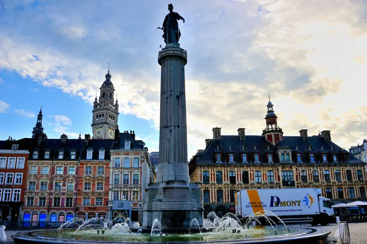 【榮耀的自由女神俯瞰著大廣場 建築宛若永恒惟世人來去匆匆】