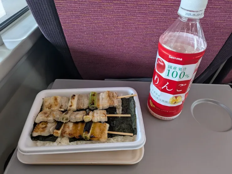 燒鳥便當搭配蘋果汁開啟新的一天