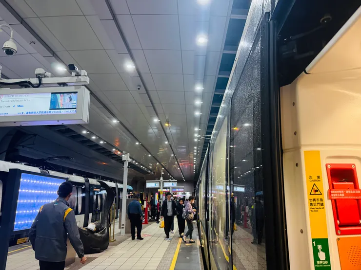 安坑輕軌的車廂，跟淡海輕軌的藍色不一樣