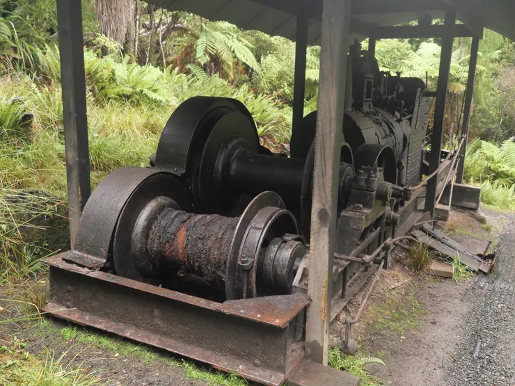 兩座遺留在現地的巨大伐木機器，提醒世人此地曾經熱鬧繁華。