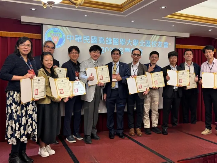 證書頒發儀式，場面莊重而溫馨，象徵北區校友會在傳承與創新之間的延續與共榮。(圖／中華民國高雄醫學大學北區校友會提供)