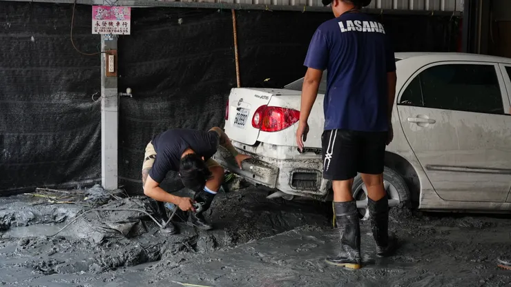 想辦法拖車出去的志工