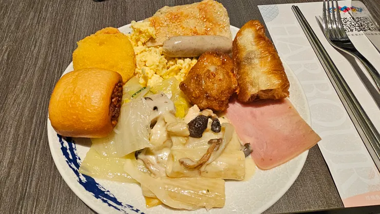 這盤有我愛吃的燒餅油條、炸銀絲卷和義大利麵!