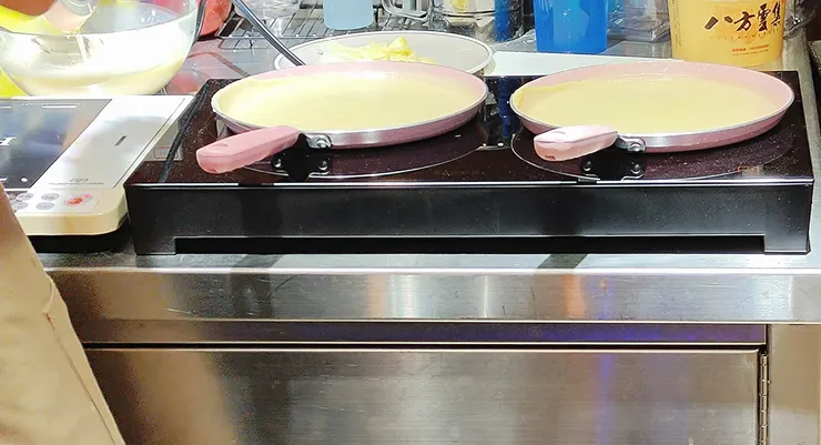 老闆製作千層蛋糕