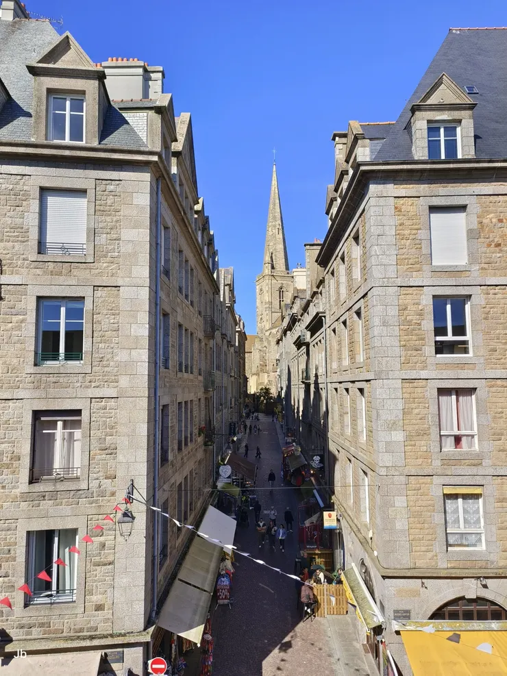 【在城牆馬道右瞰老屋狹道，聖馬洛大教堂是顯著地標。】