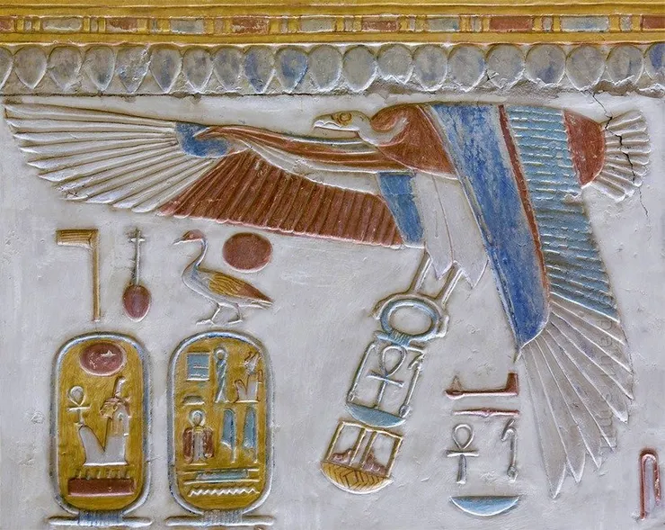 上埃及守護女神禿鷲形象的彩色浮雕