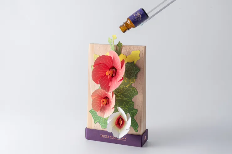 三朵代表早、中、晚不同姿態的山芙蓉，隨盒綻放