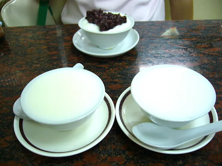 甜品上的慢，原因是肚子餓先請店家上熟食，當然，義順有名的是燉奶