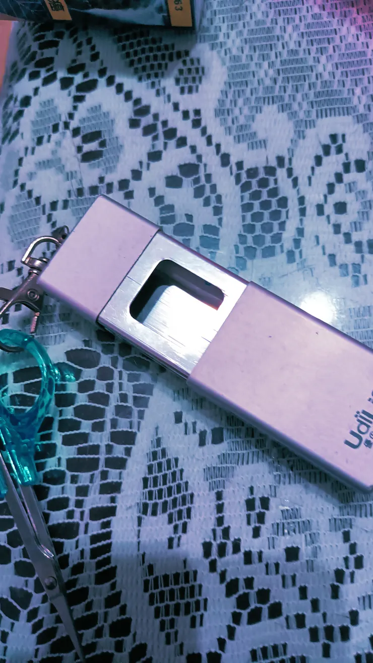 挑選這種煙盒，主要是放進去，就很難夾出來，增加抗菸癮性質，而且縮起來以後，沒有任何煙味