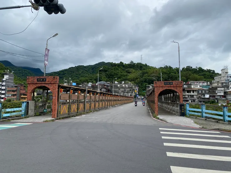 這座橋橫跨基隆河,過去一些就可以接暖暖了
