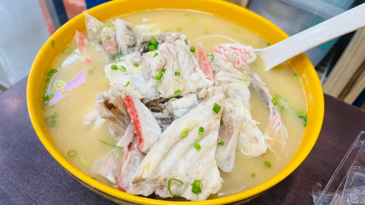 買了生魚片切完後的魚骨，店家幫忙料理成味噌湯，便宜好喝又新鮮