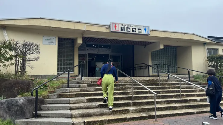 因為就在湖邊，也是人氣休息站。