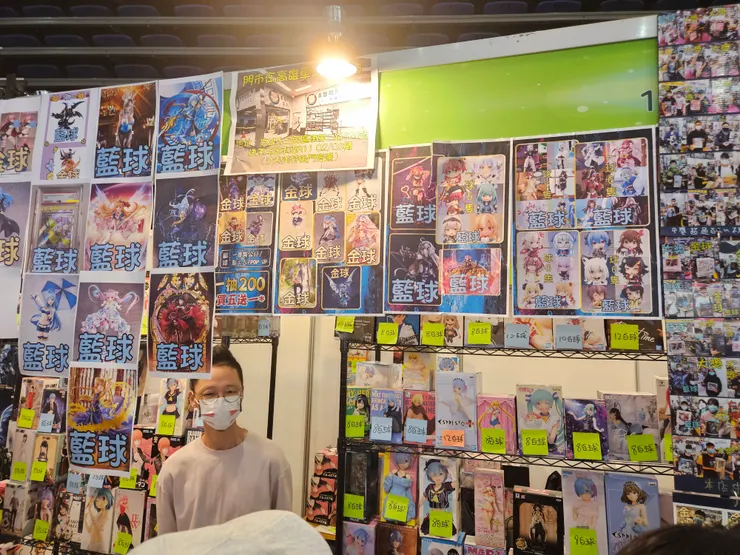 除了基本的一番賞之外，還有許多店家自創的轉球抽獎(類似日本商店街那種轉一個輪子會掉球的抽獎)，這種店家自創的中獎機率就比一番賞更難驗證了，但似乎沒人在乎，有趣就行了。獎品方面也充滿心計，除了祭出iphone 15與PS5等超大獎項吸引人潮之外，抽獎也有保底安慰獎，但安慰獎全是垃圾或滯銷品，是爛到帶回家都會嫌佔位置的那種東西。就算有些保證有獎項的攤位，它的獎品也看的出來是滯銷的低品質舊公仔，反正最後賺的一定不會是客人。