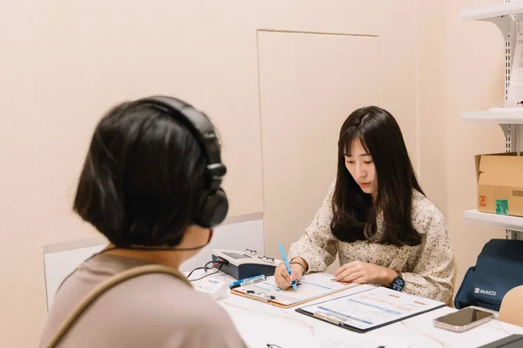 圖說：針對高齡社會常見的隱形病徵，偉信藥局配置睡眠呼吸諮詢服務及聽力篩檢，協助民眾在社區內即可完成初步健康風險評估。（資料來源：偉信藥局）