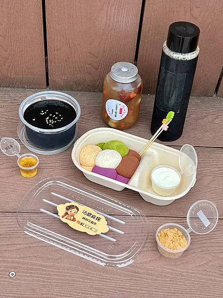 *(淡水美食)七小妞沾醬麻糬~抹茶沾醬、紫薯沾醬、豆乳沾醬~