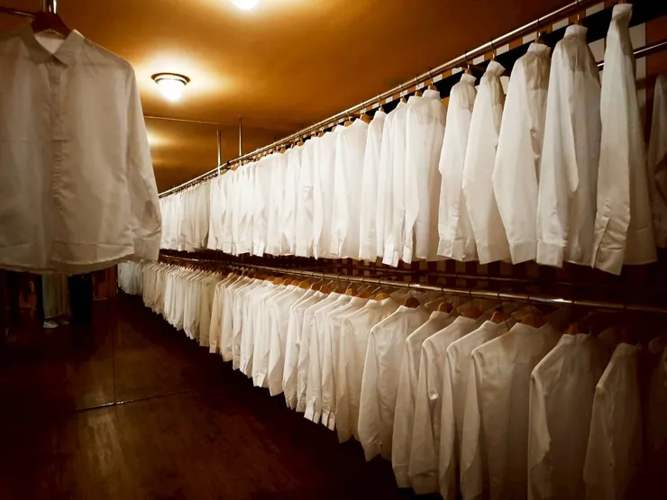 一排排的白襯衫