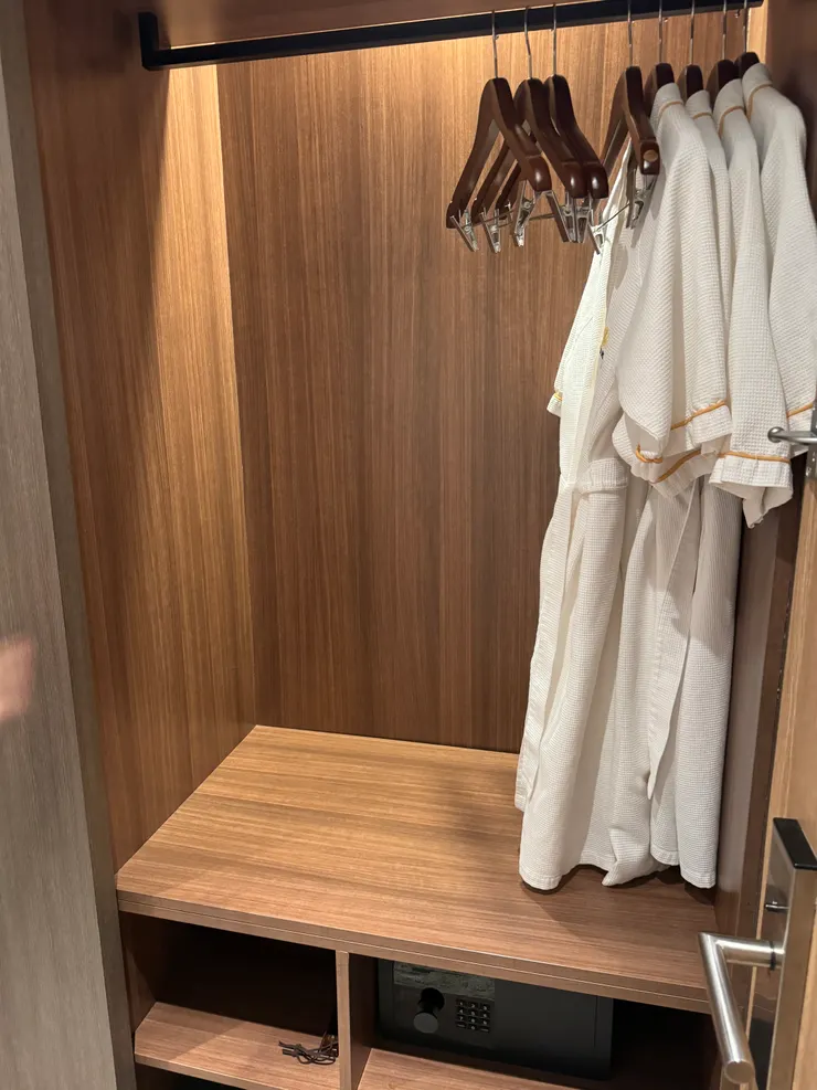 四件浴袍以及大衣櫃