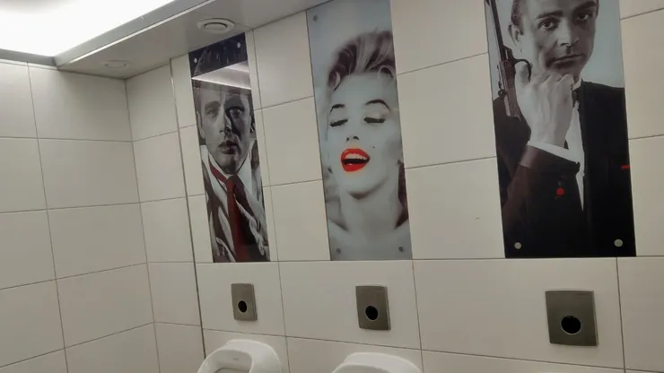 James Bond與Marilyn Monroe陪你上廁所