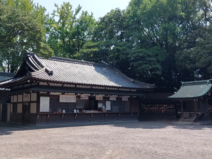 這邊則是熱田神宮的服務處，想要購買御守或蓋御朱印的話都可以在這邊詢問喔~