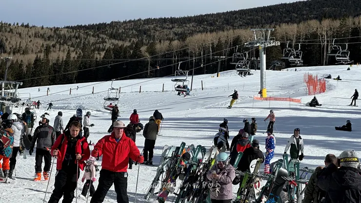 走到滑雪場途中看到纜車，超級想搭~！朋友說這是給高手坐到山頂滑下來的，如果滑不下來要走三小時才下得來…，嗯，這種時候聽過來人的肯定不會錯😊