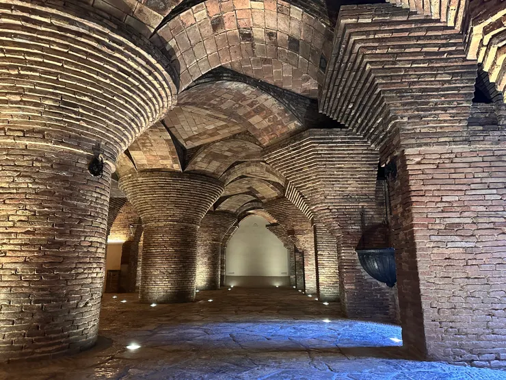 經過研究才發現，原來這個看起來奢華的空間是馬車的置放空間，也就是地下停車場麻～超酷！