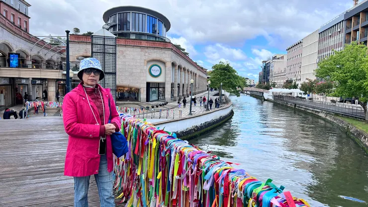 商場附近的幾座橋綁滿彩色緞帶,宣稱彩帶代表友誼長存。