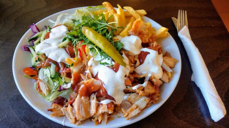 晚餐€9.5的Kleiner Dönerteller mit Pommes，份量超大，缺點是有點鹹（可能要配啤酒？）