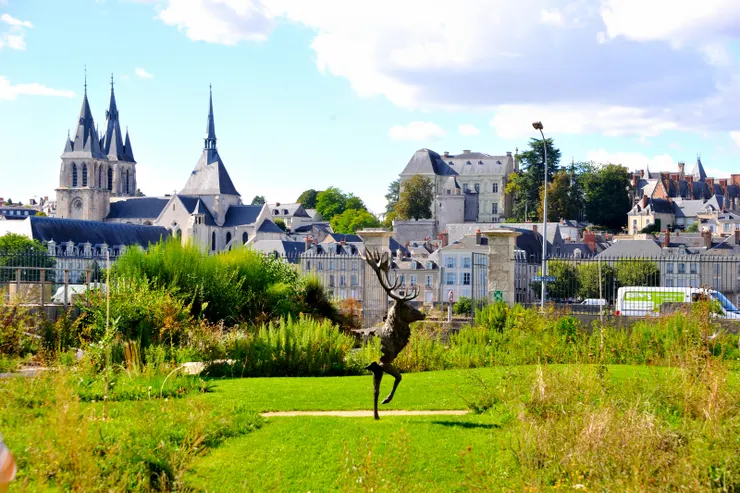 【二星餐廳隔羅亞爾河遙對老城區！從餐廳內看庭院及羅亞河對岸。】